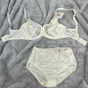 Vintage WACOAL 84202 Ivory Lace Satin High Brief Sz M Silky Panties and Bra 32D